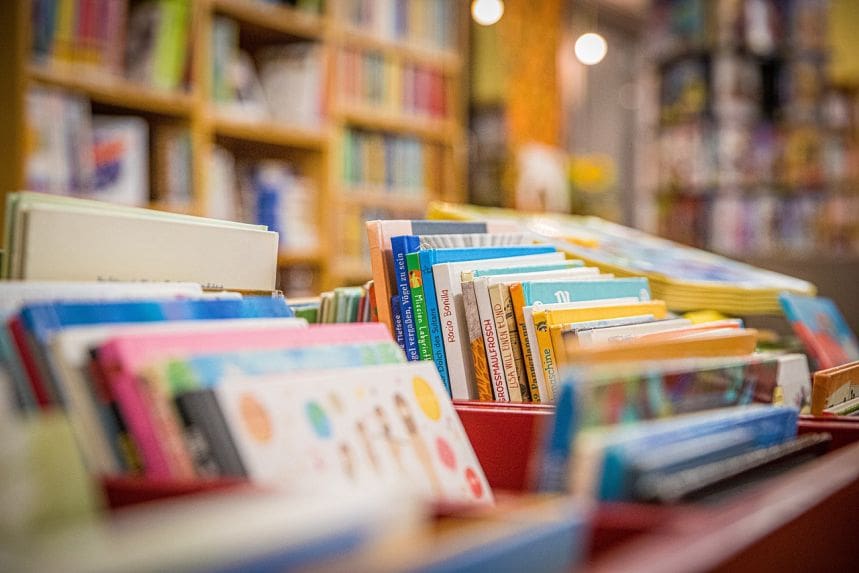 A book shelf filled with lots of books.