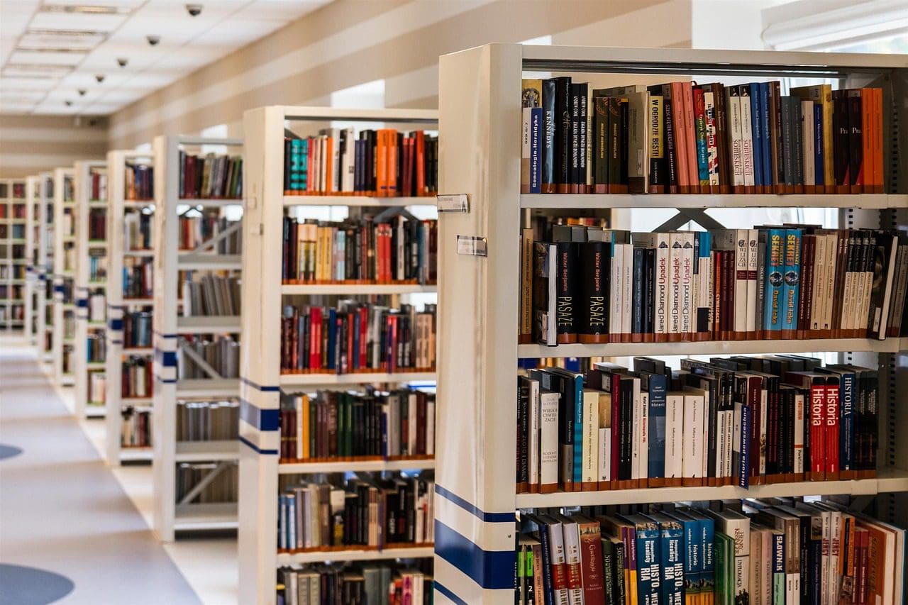 A library filled with lots of books on shelves.