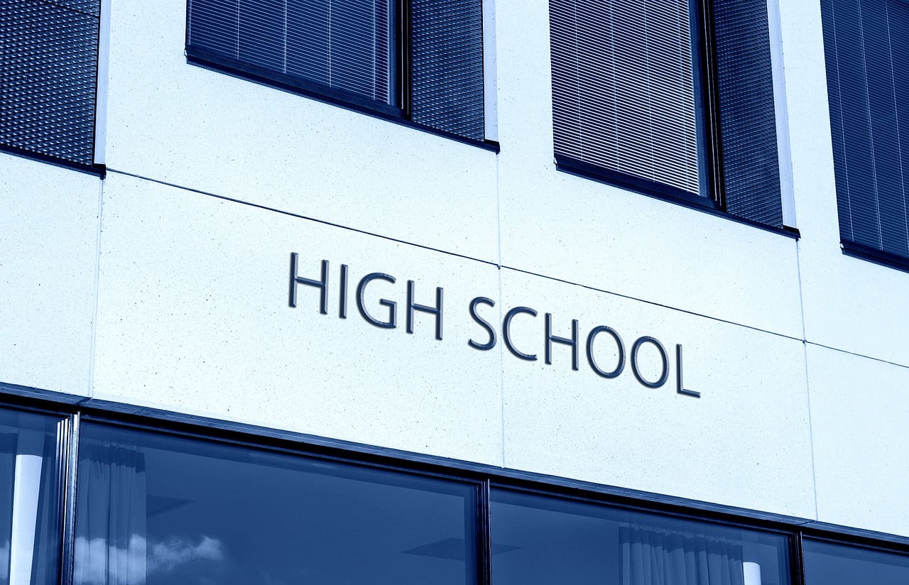 A building with the words high school written on it.